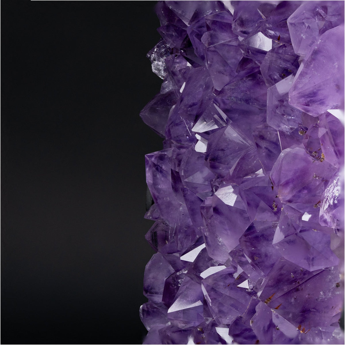 Amethyst auf Stand – Klarviolette Spitzenstruktur - Epomina