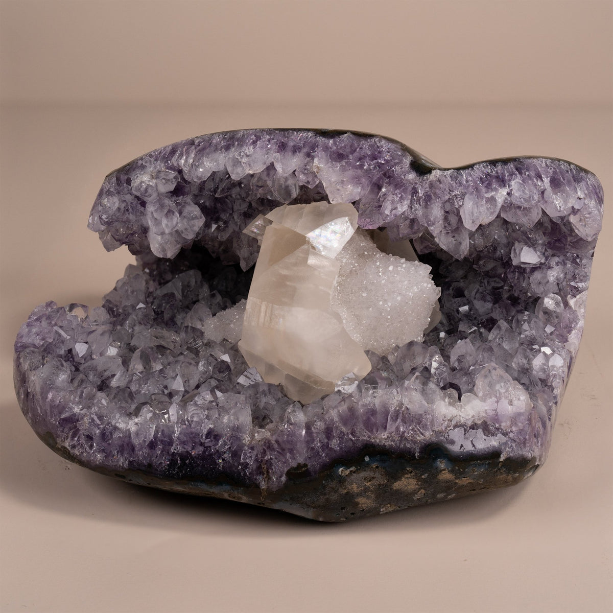 Amethyst Druse mit Calcit Kristall & Regenbogen - Einschlüssen - Epomina