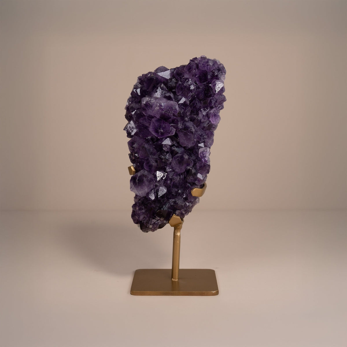 Amethyst Kristall auf goldenem Stand - Epomina