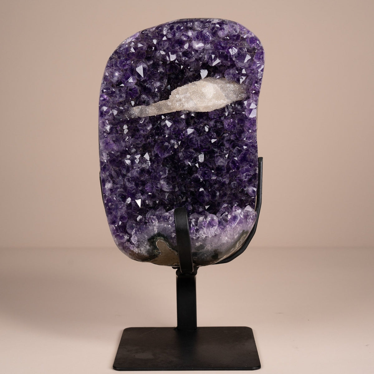 Amethyst mit Calcit auf Stand 2 - Epomina
