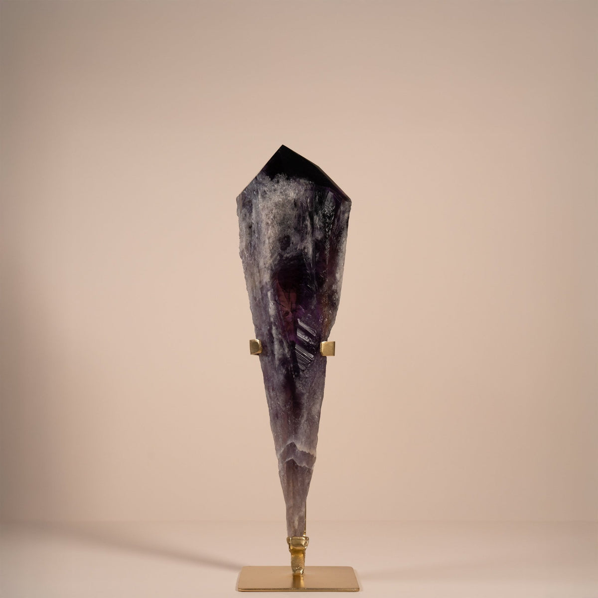 Amethyst Spitze mit Ametrin auf Stand - Epomina