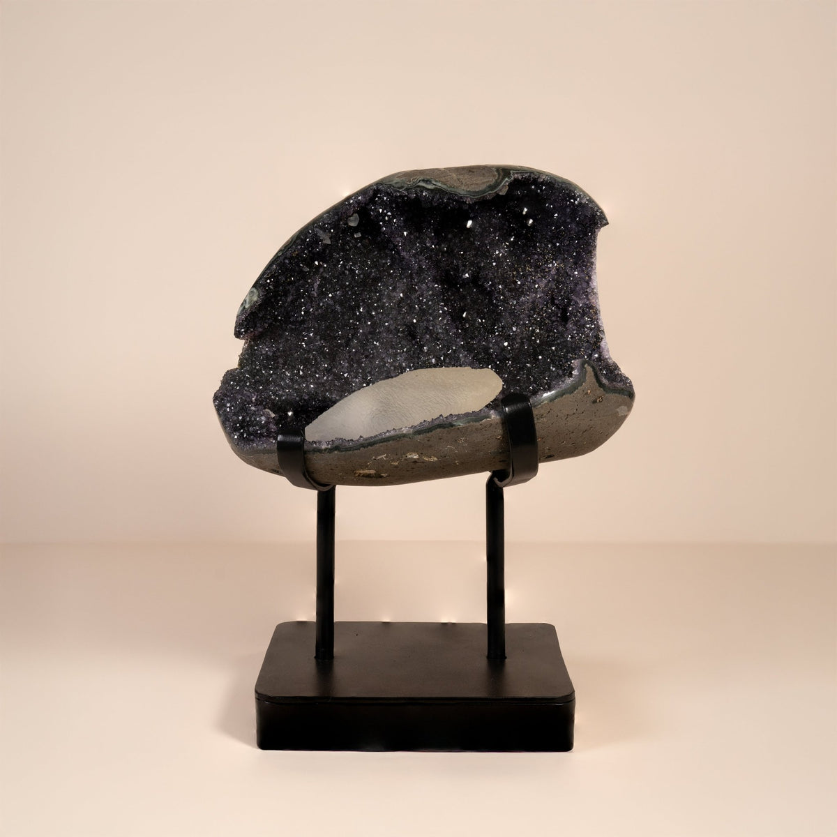 Dunkle Amethyst Druse auf Stand mit Funkelnde Höhle und Calcit - Epomina