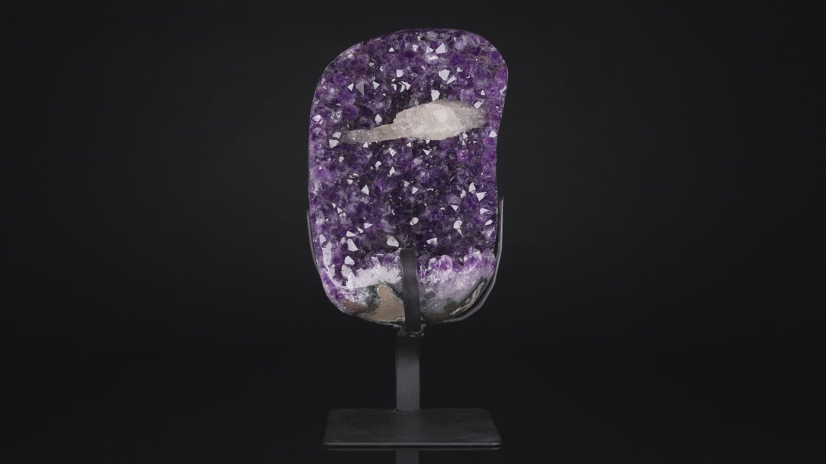 Amethyst mit Calcit auf Standfuß