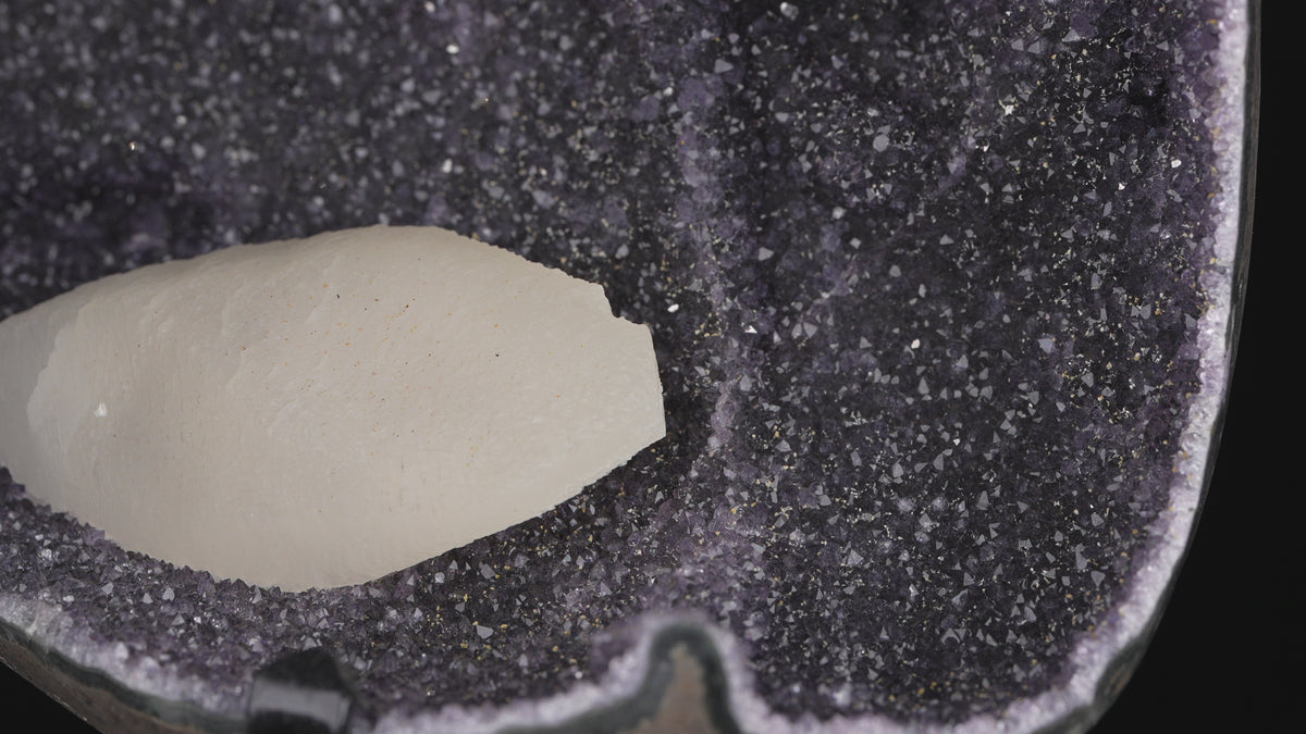 Dunkle Amethyst Druse auf Stand mit Funkelnde Höhle und Calcit