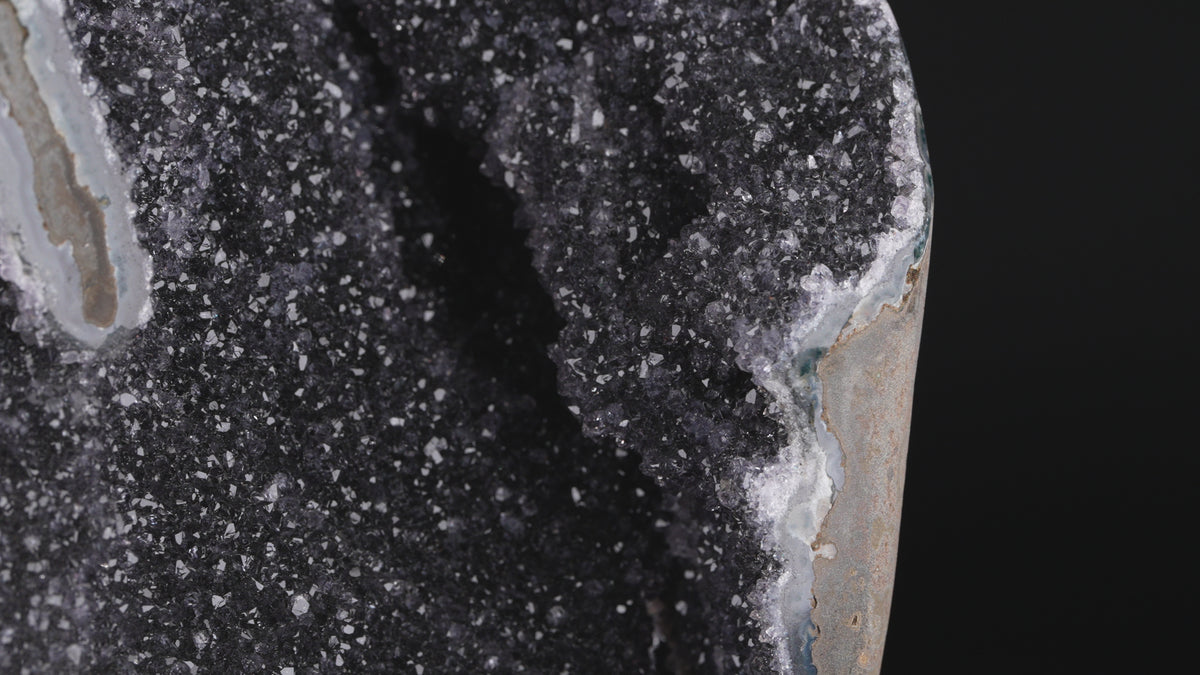 ,,Schwarzer'' Amethyst - Druse auf Stand