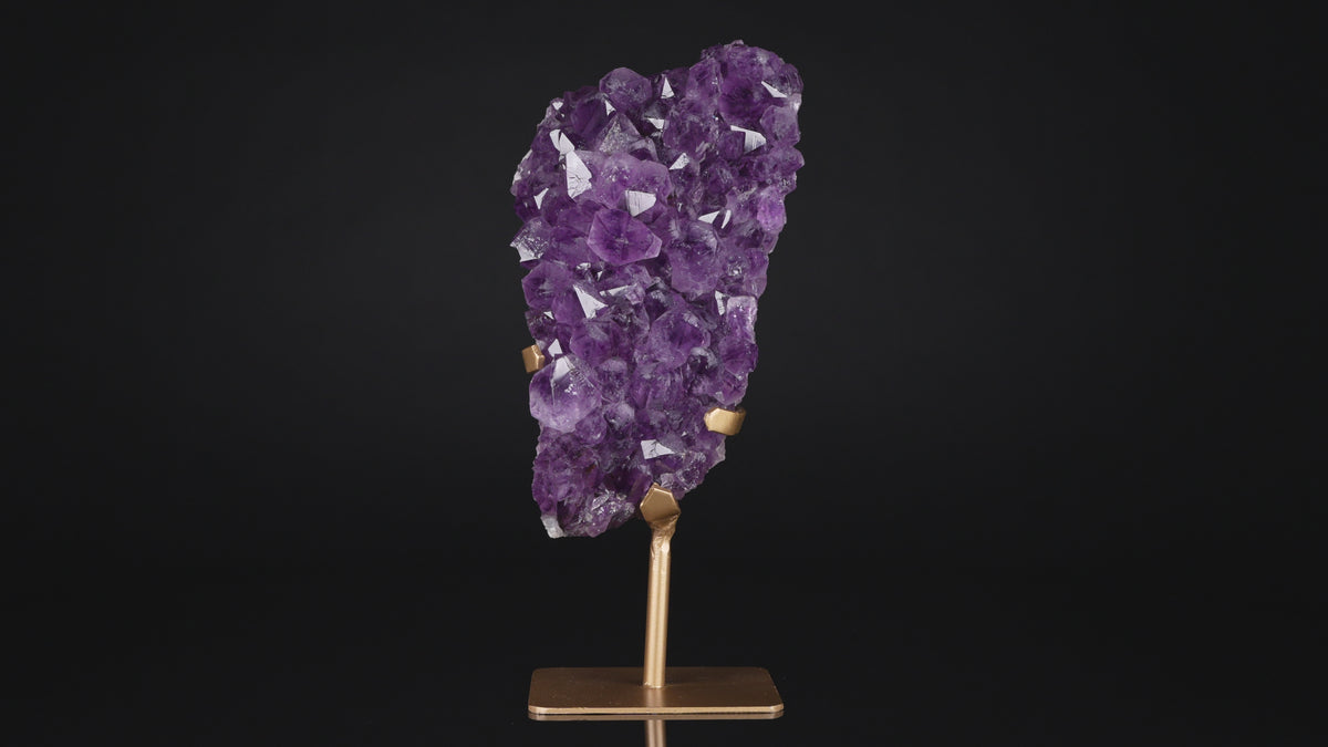 Amethyst Kristall auf goldenem Stand