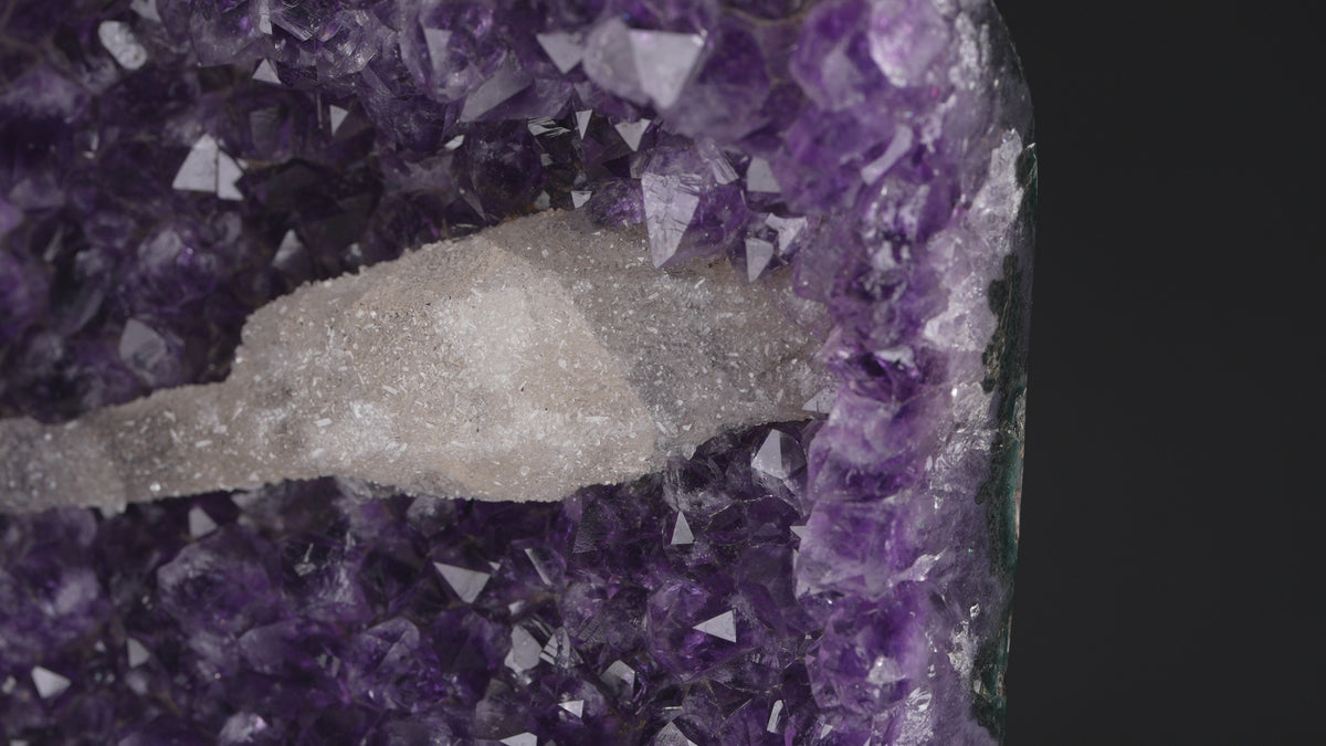 Amethyst mit Calcit auf Standfuß
