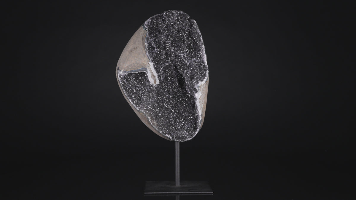 ,,Schwarzer'' Amethyst - Druse auf Stand