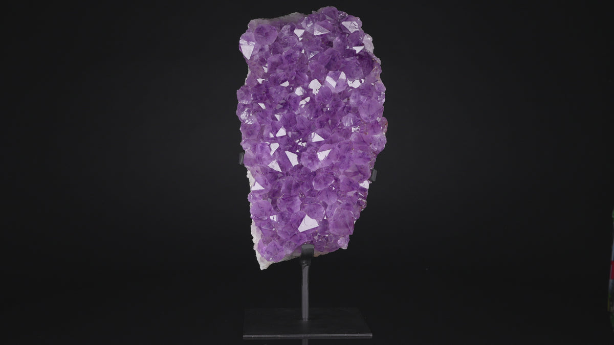 Amethyst auf Stand – Klarviolette Spitzenstruktur