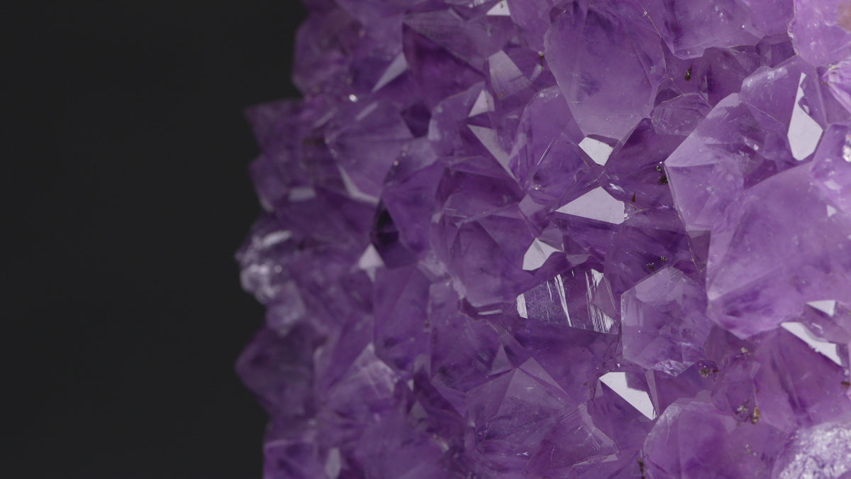 Amethyst auf Stand – Klarviolette Spitzenstruktur
