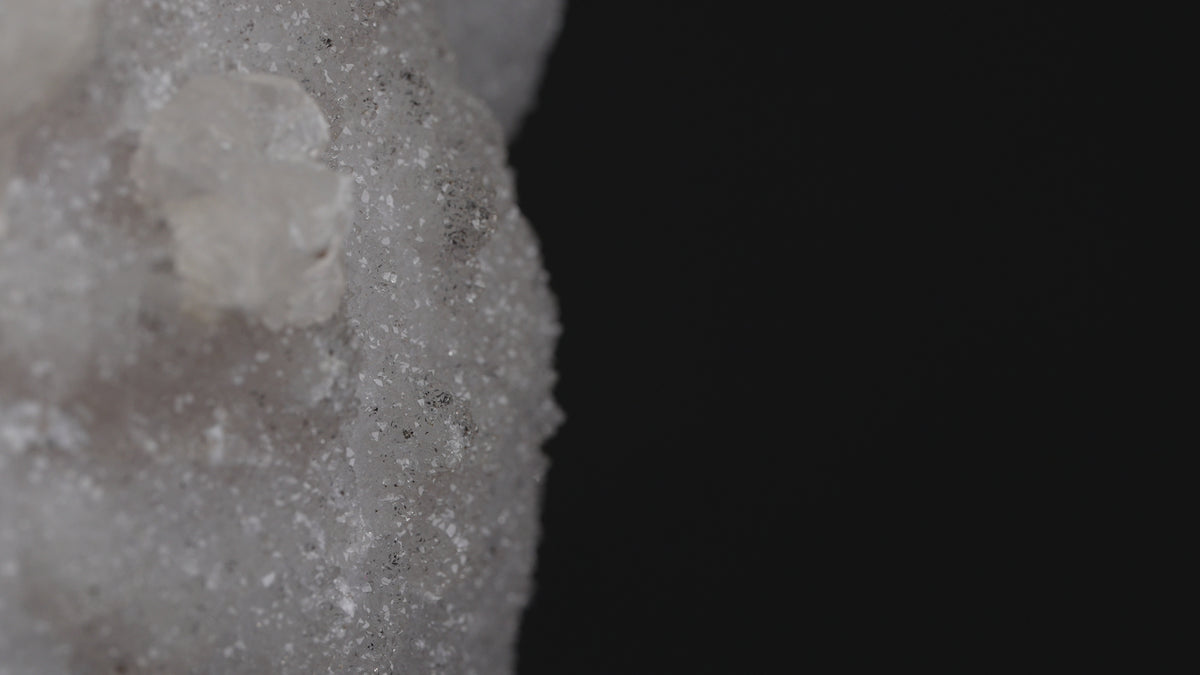 Weiße Quarz-Druse mit feiner „Sugar“-Kristallstruktur
