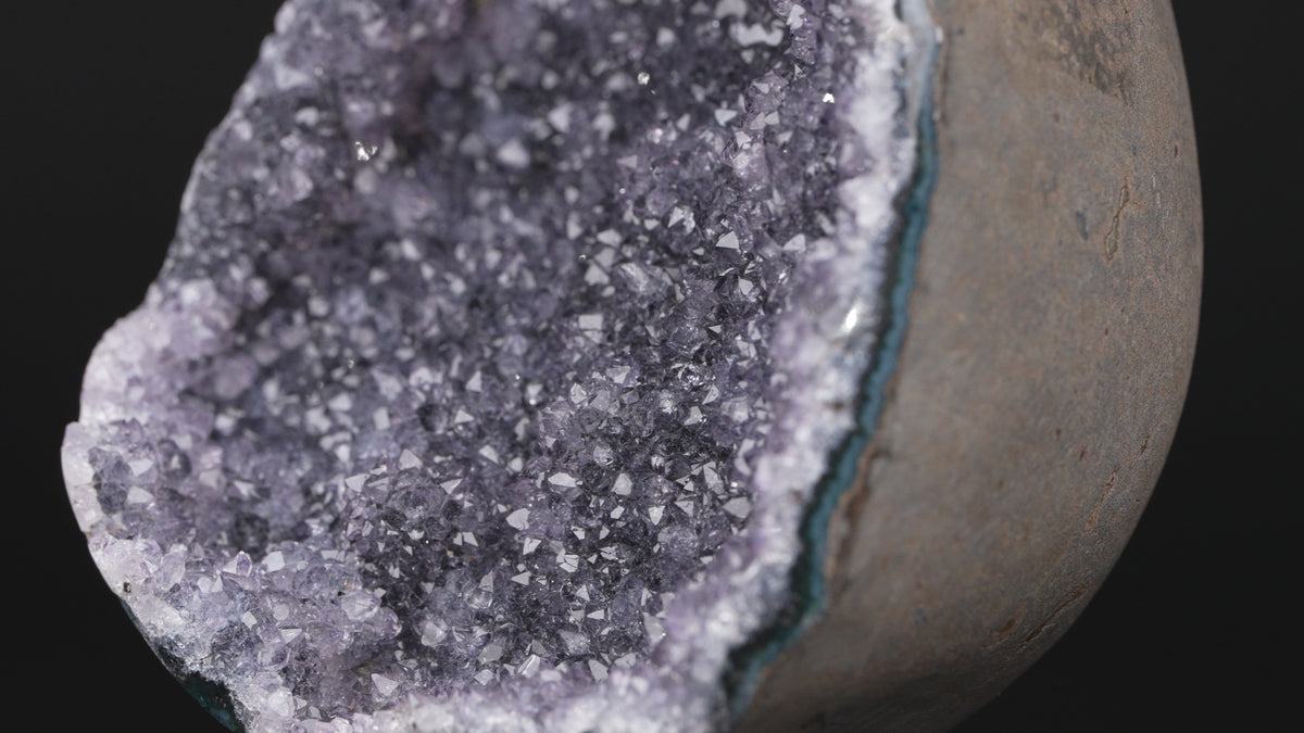 Quarz Druse - ,,Schwarzer'' Amethyst auf Standfuß
