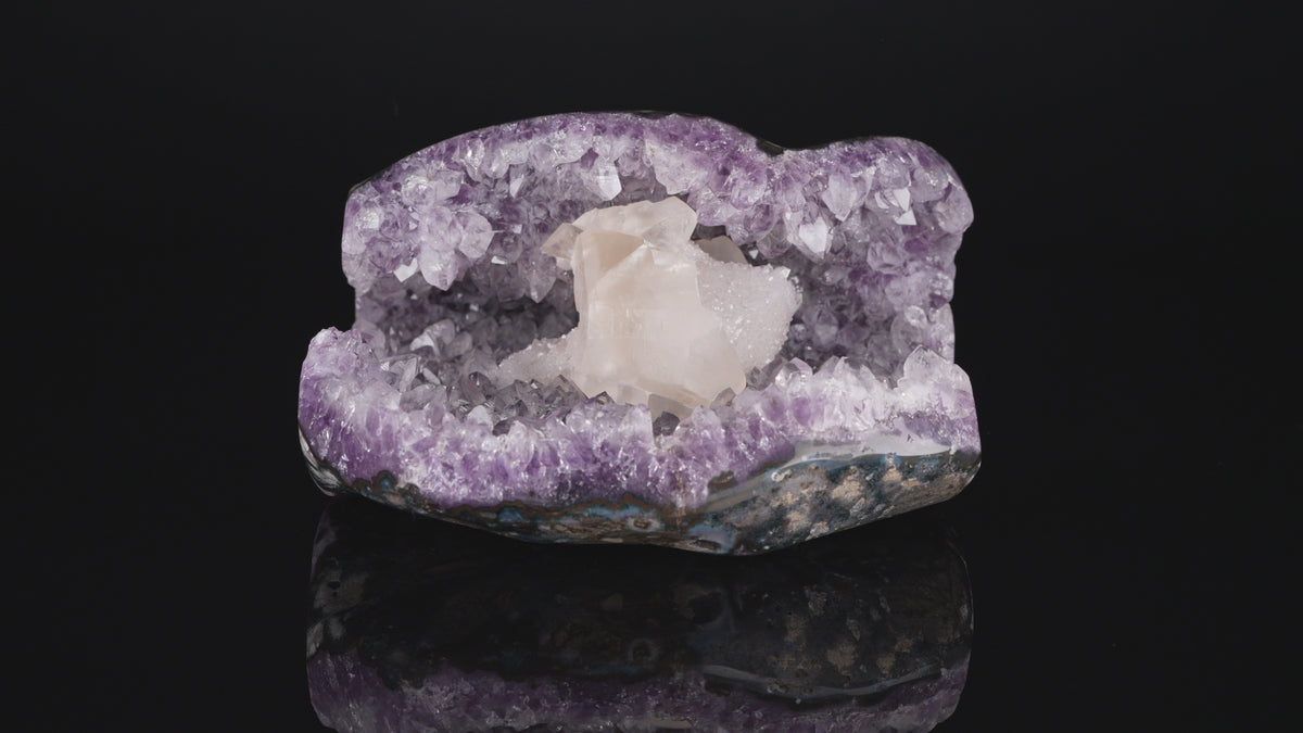 Amethyst Druse mit Calcit Kristall & Regenbogen-Einschlüssen