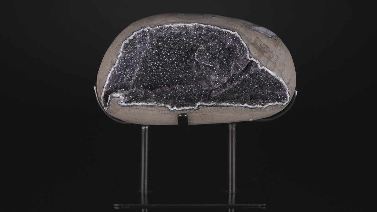 ,,Schwarzer'' Amethyst Druse auf Stand mit Funkelnde Höhle