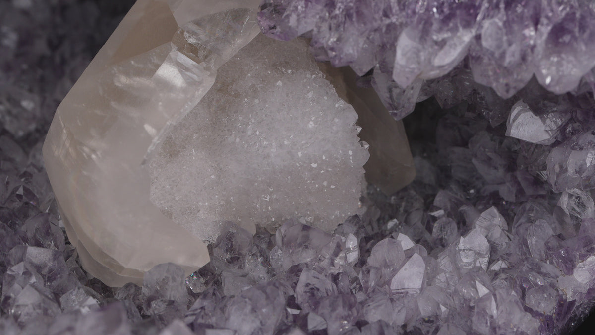 Amethyst Druse mit Calcit Kristall & Regenbogen-Einschlüssen