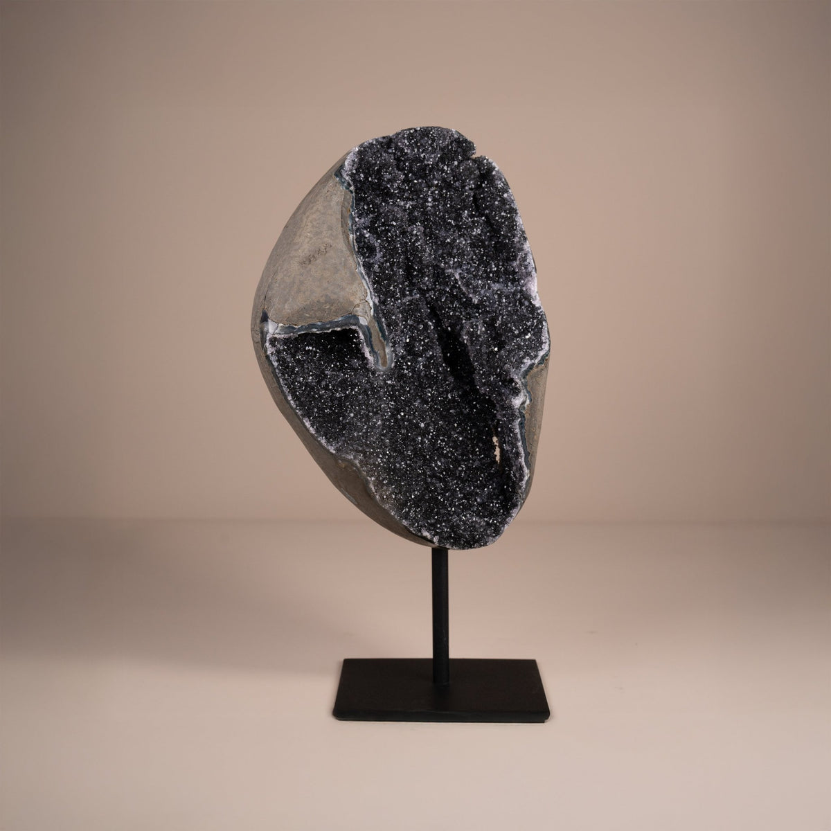 ,,Schwarzer'' Amethyst - Druse auf Stand - Epomina