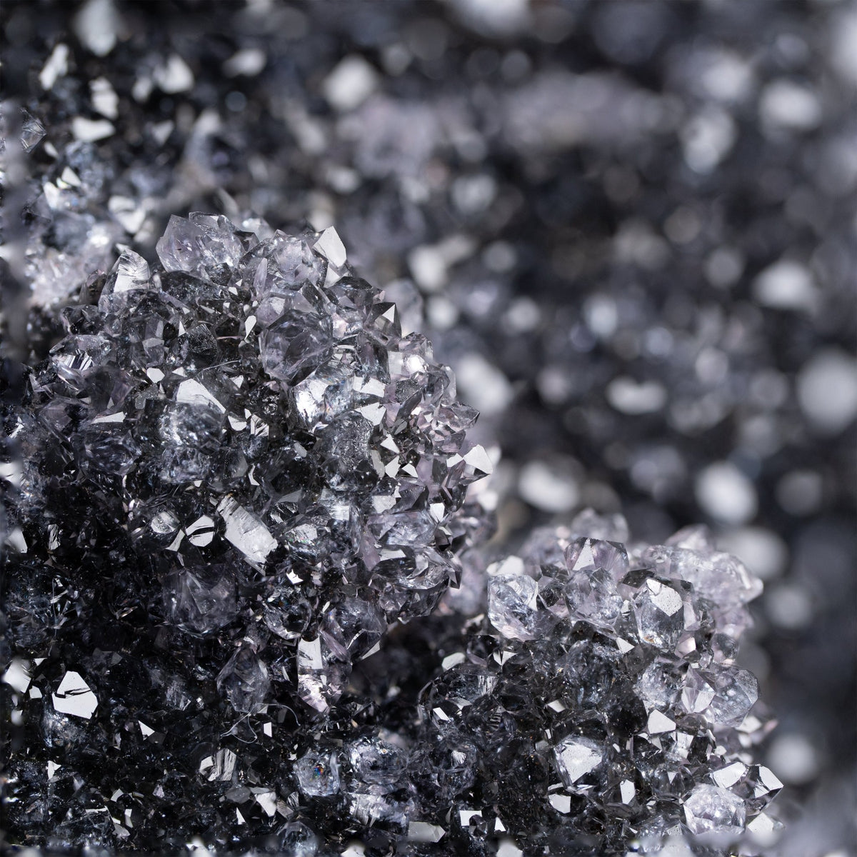 ,,Schwarzer'' Amethyst - Druse auf Stand - Epomina
